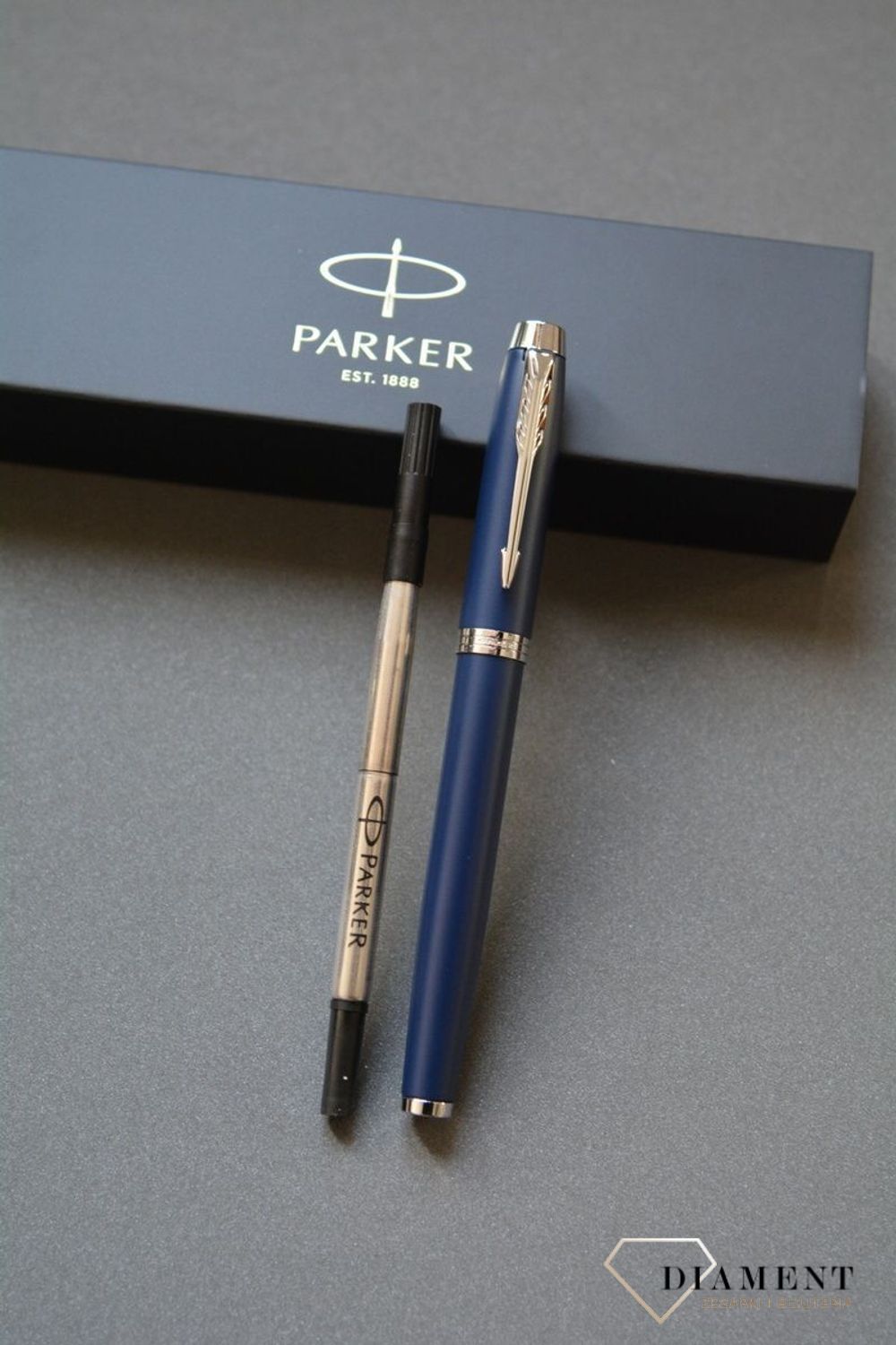 Pióro kulkowe Parker IM Niebieski Mat CT T2016 (1931661) PIÓRO 1931661. Wykonana ze stali szlachetnej zaspokoi potrzeby najbardziej wymagających pisarzy. Ciesz się niezawodnością pisania i korzystaj ze swojego pióra Parker kiedy tylko masz n.jpg